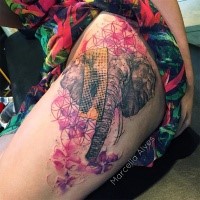 Trash polka estilo criativo tatuagem coxa olhando de elefante com flores por Marcella Alves