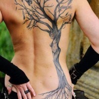 Tatuaje en la espalda, árbol con raíces y chica atada a él