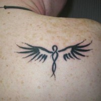 semplice carino tribale angelo tatuaggio sulla scapola
