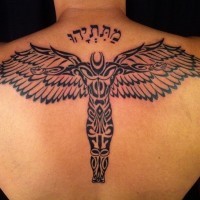 Tatuaje en la espalda,
ángel tribal con escrito en hebreo