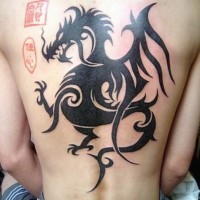 drago tribale tatuaggio con timbro cinese rosso