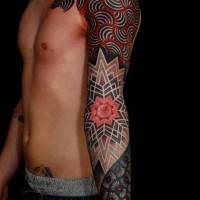 Tatuaje en el brazo, ornamento complejo con flor estilizado, diseño multicolor