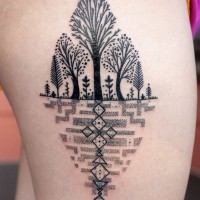 Tatuaje en el muslo,  árboles diferentes negros, estilo tribal