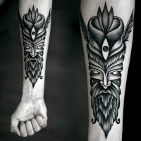 Tribal Stil schwarzes antikes Totem Tattoo am Arm