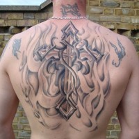 Tatuaje en la espalda, cruz metálica en llamas, tinta gris