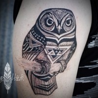 Tribal-Stil gemalte große schwarze Eule Tattoo am Unterarm