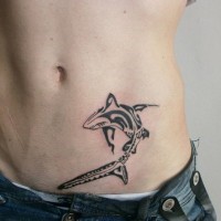 stile tribale piccolo inchiostro nero squalo tatuaggio su pancia