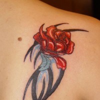 Tatuaje en el hombro, flor pequeña con patrón tribal
