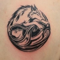 Tatuaje en el hombro, lobo y chica en un círculo