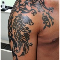 Tatuaje en el brazo, tribal hombre lobo