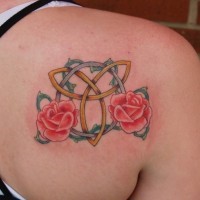 simbolo trinita con rose tatuaggio su scapola