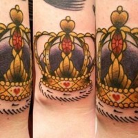 Dreifaches Bild von Tattoo mit gelber Krone
