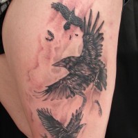 eccezionnali uccelli  neri tatuaggio su coscia di ragazzi