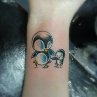 due carini piccoli pinguini madre e figlio tatuaggio dipinto su polso