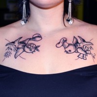 Tattoo von zwei drolligen Spatzen auf der Brust