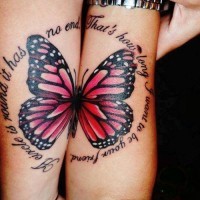 Tatuaje en el brazo, dos partes de mariposa, inscripción
