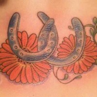 Tatuaje  de dos herraduras cruzadas en flores de color naranja