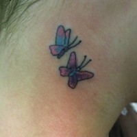 Tatuaje en el cuello, mariposas bicolores diminutas