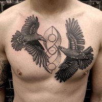 Tatuaje en el pecho,  aves con formas geométricas