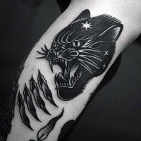 Typisches schwarzweißes Arm Tattoo mit schwarzem Panther