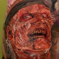 Typisches schwarzweißes Schulter Tattoo mit Freddy Krueger