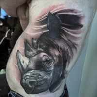 Typisches schwarzweißes Seite Tattoo mit detailliertem Nashornkopf