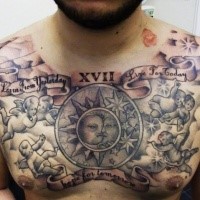 Typischer schwarzer und weißer kleiner Engel mit Mond und Sonne Tattoo auf der Brust mit Schriftzug
