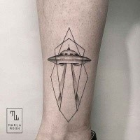 Typisches schwarzes Knöchel Tattoo von Aliens Schiff
