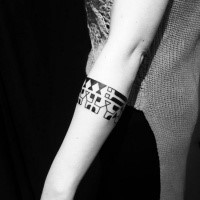 Tatuaje geométrico del brazo con tinta negra típica