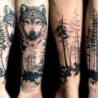 Typisches im Blackwork Stil Unterarm Tattoo Wald mit mystischem Wolf
