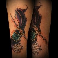 Typisches farbiges Arm Tattoo Harry Potter Film magischer Stock mit Schriftzug und Diamanten
