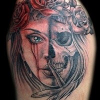 Typisches farbiges halb Frau halb Schädel Tattoo mit Rosen