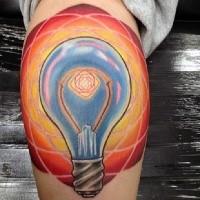 Typisches farbiges Bein Tattoo der großen Glühbirne