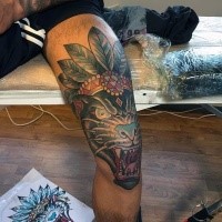 Typisches farbiges Bein Tattoo mit großem bösem dämonischem Hund