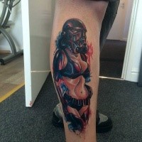 Typisches farbiges Bein Tattoo von farbiger sexy Frau Stormtroopers