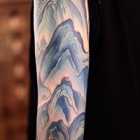 Typisches farbiges Ärmel Tattoo mit Bergen