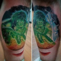 Typischer Comic-Bücher Stil farbiger fantastischer Hulk Tattoo am Beinmuskel