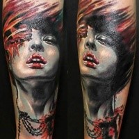 Typisches mehrfarbiges Unterarm Tattoo mit Portrait der schönen Frau
