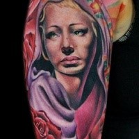 Typisches mehrfarbiges Ärmel Tattoo der Frau mit Sonne und Blumen
