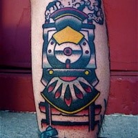 Tatuaje de tren multicolor típico en la pierna
