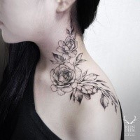 Típica tatuagem escapular de Zihwa de rosas e folhas fofinhas
