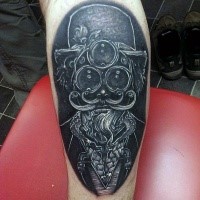 Unglaubliches schwarzweißes im surrealistischen Stil Unterarm Tattoo mit mystischem Mann mit Brille