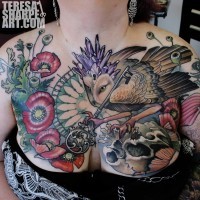 Unglaubliche farbige schöne Eule Tattoo auf der Brust mit verschiedenen Blumen, Schädel und großem Schlüssel