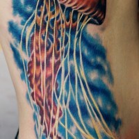 Tatuaje en la espalda,
medusa brillante en el agua