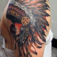 Tatuaje en el brazo, sombrero de plumas indio fascinante