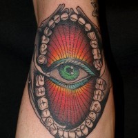 Tatuaje en el antebrazo, ojo en la boca, diseño multicolor