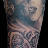 Tatuaje en el antebrazo, mitad rostro de Marilyn Monroe mitad cráneo, diseño estilizado