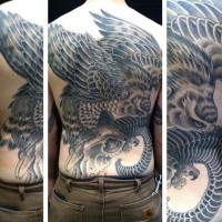 Unglaubliches großes schwarzes und weißes Adler Tattoo am ganzen Rücken