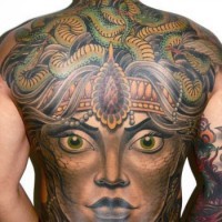 Tatuaje en la espalda, Medusa Gorgona enorme fantástico de varios colores