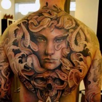 Tatuaje en la espalda,  Medusa Gorgona horrorosa con cráneo humano